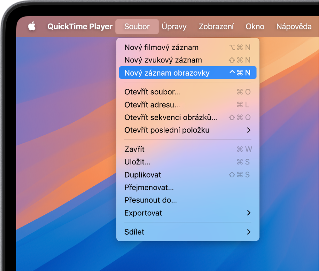 Otevřená nabídka Soubor v aplikaci QuickTime Player s výběrem příkazu Nový záznam obrazovky, kterým záznam obrazovky začíná.