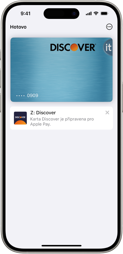 Apple Card v Peněžence; vpravo nahoře se nachází tlačítko Více. Pod obrázkem karty je vidět zůstatek na kartě, týdenní aktivita a tlačítko pro platbu. Dole je uveden aktuální zůstatek na spořicím účtu Savings a poslední transakce s kartou.