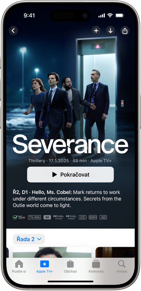 Panel Apple TV+ s doporučeným pořadem Apple Original. Na stránce je vidět název, tlačítko Přehrát a popis dílu. Dole zleva doprava panely Pusťte si, Apple TV+, Obchod, Knihovna a Hledat.