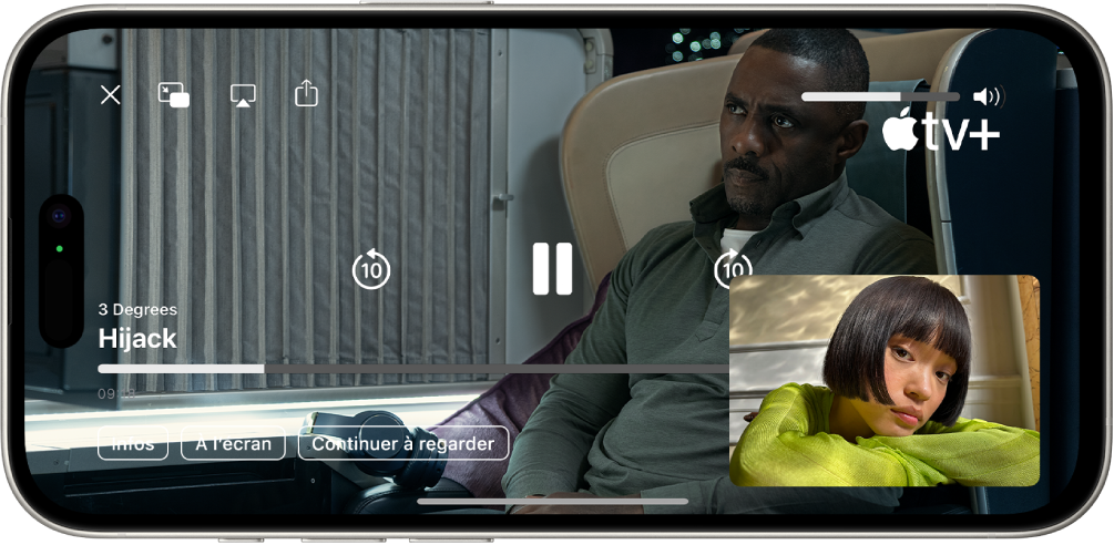 Un appel FaceTime avec une session SharePlay affichant un contenu vidéo Apple TV+ en cours de partage lors de l’appel. La personne à l’origine du partage de contenu apparaît dans une petite fenêtre. La vidéo occupe tout le reste de l’écran et les commandes de lecture se trouvent au-dessus de la vidéo.