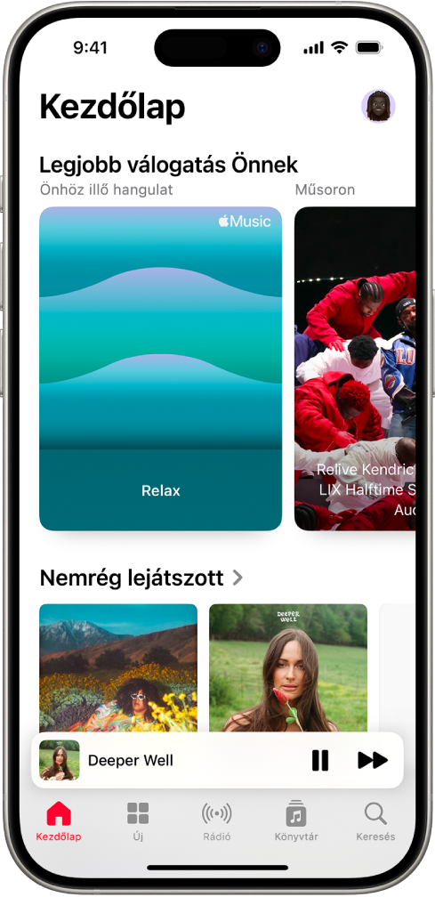 A Zene app Kezdőlap képernyője a felső részen megjelenített Legjobb válogatások szakasszal. Ha balra vagy jobbra legyint, olyan további zeneszámokat tekinthet meg, amelyek kifejezetten Önnek lettek kiválasztva. Ezek alatt a Nemrég játszott szakasz látható.