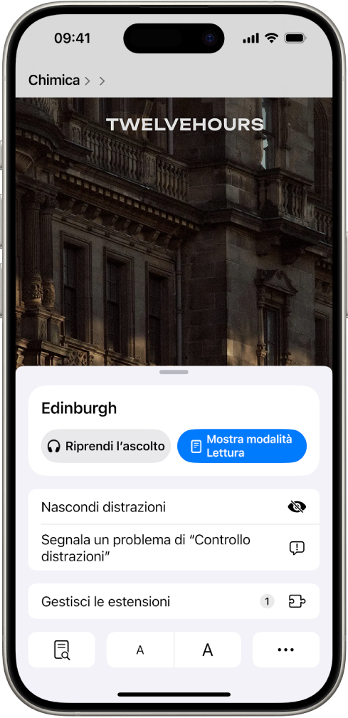 In Safari, il pulsante delle impostazioni della pagina su un sito web viene toccato, mostrando alcune opzioni tra cui anche “Nascondere le distrazioni”.