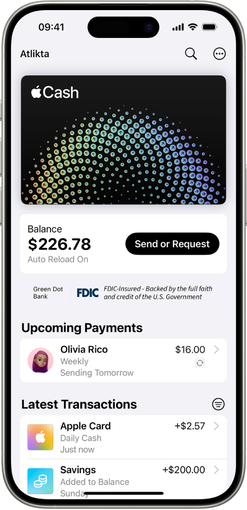 „Apple Cash“ kortelė programoje „Piniginė“: viršuje dešinėje matomas mygtukas „Daugiau“, viduryje matomas dabartinis likutis ir mygtukas „Siųsti arba teikti užklausą“, o apačioje – vėliausios operacijos.