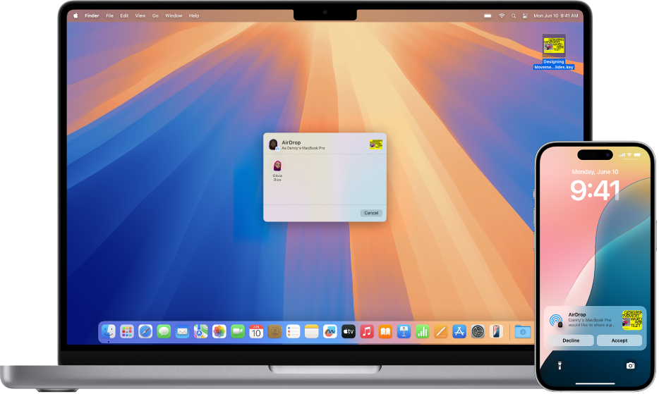ഒരു iPhone-ന് അടുത്തായി ഒരു Mac ഉണ്ട്. മാക് ഡെസ്ക്ടോപ്പിൽ എയർഡ്രോപ്പ് ഡയലോഗ് തുറന്നിരിക്കുന്നു, iPhone-മായും മറ്റൊരു MacBook Pro-യുമായും (ചിത്രത്തിൽ ഇല്ല) ഒരു ഡോക്യുമെന്റ് പങ്കിടാൻ തയ്യാറാണ്. iPhone ലോക്ക് സ്ക്രീനിൽ ഡോക്യുമെന്റ് സ്വീകരിക്കുന്നതിനെക്കുറിച്ചുള്ള ഒരു അറിയിപ്പ് ഉണ്ട്.