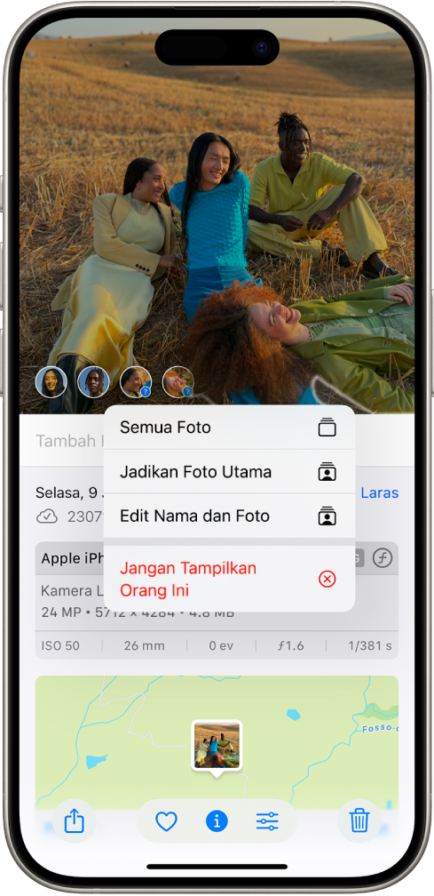 Bahagian separuh atas skrin iPhone menunjukkan foto dibuka dalam app Foto. Di penjuru kiri bawah foto terdapat tanda soal bersebelahan orang dan haiwan peliharaan yang kelihatan dalam foto. Tanda soal dipilih dan menu pilihan disertakan, dari atas ke bawah, Namakan Orang Ini, Semua Foto, Jadikan Foto Utama, Edit Nama dan Foto, serta Tampilkan Orang Ini Kurang.