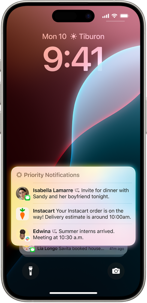 သော့ပိတ်ထားသည့် ဖန်သားပြင်ကို ပြထားသည့် iPhone တစ်လုံး။ ဖန်သားပြင်အောက်ခြေတွင် အကြောင်းကြားချက်များထိပ်ဆုံးတွင် အချိန်နှင့်အမျှအရေးကြီးသည့် အကြောင်းကြားချက်များ ပေါ်လာမည်။
