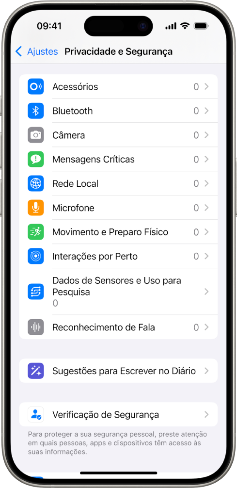 Tela “Privacidade e Segurança”, com ajustes para controlar se os apps podem usar a câmera, o microfone e outras partes do iPhone.