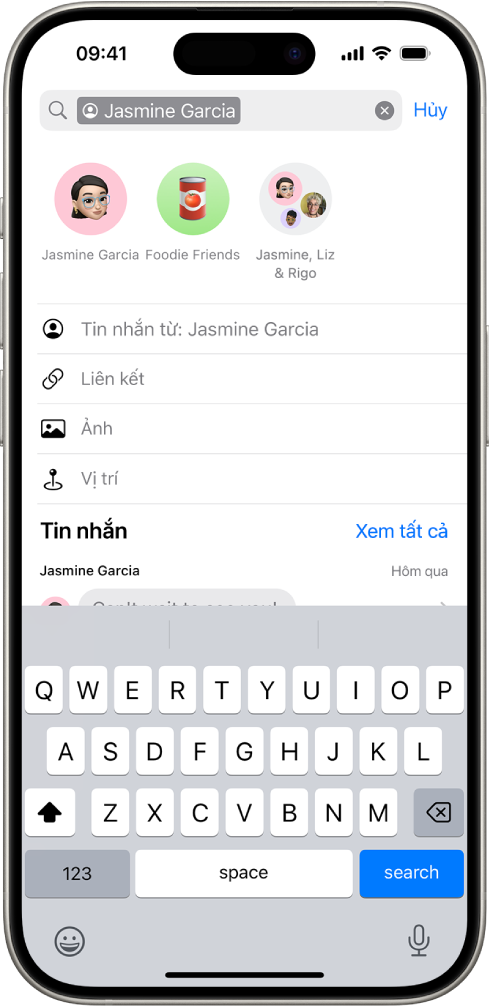 Trường tìm kiếm trong ứng dụng Tin nhắn. Trường tìm kiếm chứa một thẻ giới hạn tìm kiếm đến các tin nhắn từ một người. Các thẻ khác để thêm vào trường tìm kiếm – Liên kết, Ảnh, Vị trí và Tài liệu – xuất hiện dưới dạng các tùy chọn.